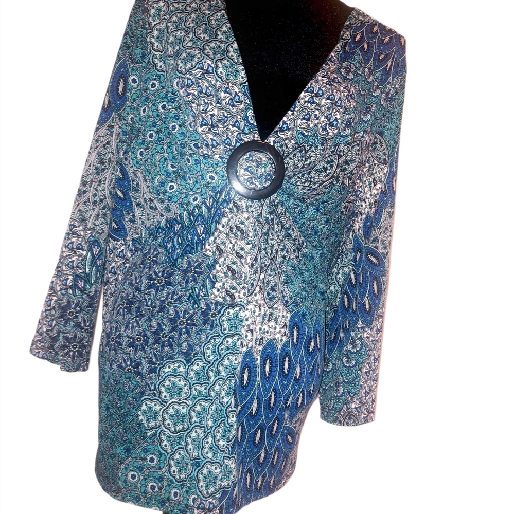 Super cute peacock colored CATO top